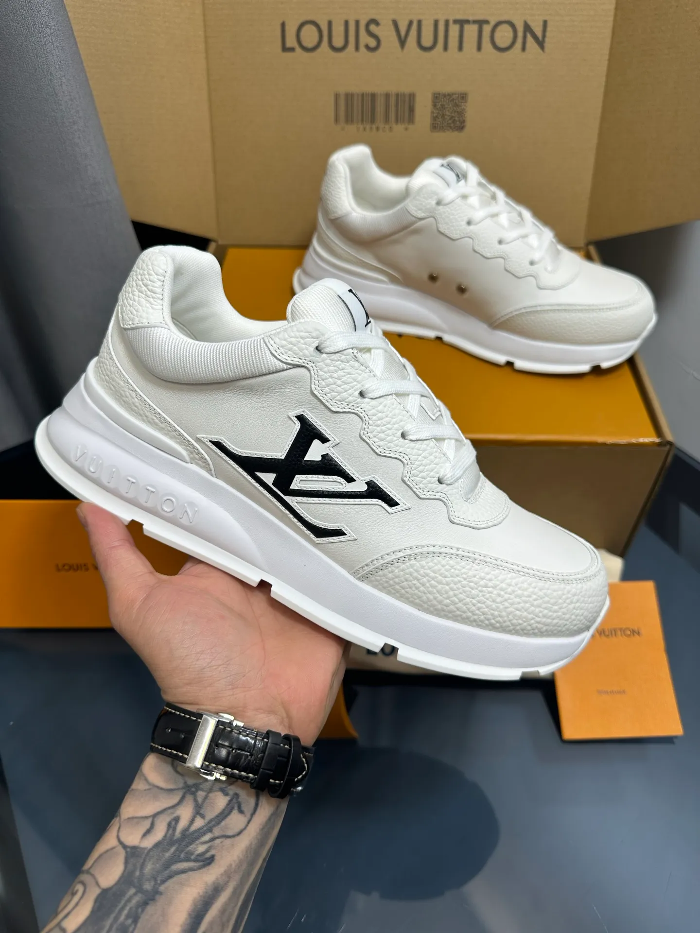 👟👟Ex-factory price 660👟👟 Men's size +10 🌈LV | Louis Vuitton 2025𝐬𝐬 🧡💚2025 spring and summer new style top version‼ ️The original version is the same. The counter focuses on the latest casual shoes and new hard goods🆕 ❥Purchasing agent level! Full of high-end feel! A popular model among bloggers at home and abroad, it’s retro and fashionable and looks amazing on your feet! Wear a lot of happiness! Mainly recommended model on the official website★ ━━━━━ ЅᏇєєt ━━━━━ ▪️Upper: Original custom-made imported calfskin fabric ▪️Inner: breathable gauze imported from Italy ▪️Outsole: rubber foam ➕tpu high-end outsole ▪️Color: nine colors available ▪️Shoe size: 35-46